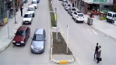 Sokak Ortasında Cinayet MOBESE Kamerasına Yansıdı