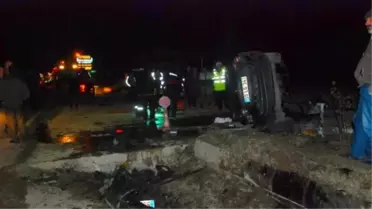 Otomobil Duvara Çarptı; 3 Ölü
