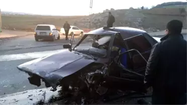 Otomobil ile Kamyonet Çarpıştı: 3 Yaralı