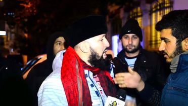 Muhabir, Kendisine 'IŞİD'çisin' Diyen Gençle Kavga Etti