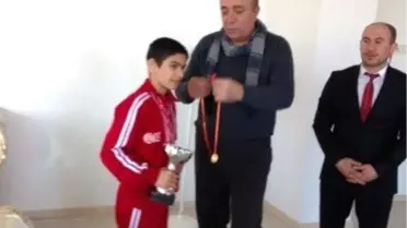 Şampiyon Güreşçiye Başkan Kılıç'tan Altın Hediye