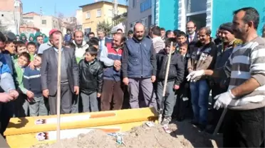 Sigaralarını Tabuta Koyup Gömdüler