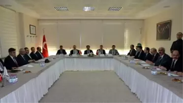 Vali Güzeloğlu, Meslek Değerlendirme Toplantısına Katıldı