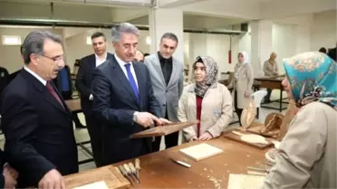 Elazığlı Kadınlar, Ahşap Oymacılığı Öğreniyor