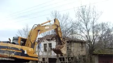 Hasancık'taki Metruk Yapı Yıkıldı