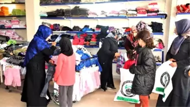 Çadır Kenttin Yetimleri Stk'lar Tarafından Giydiriliyor