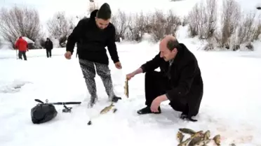 Buzları Kırıp Balık Avlıyorlar