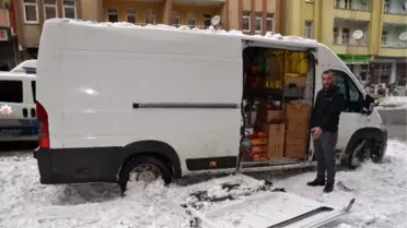 Çatıdan Düşen Kar Kütlesi Araçları Hurdaya Çevirdi