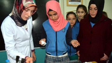 Fedakar Öğretmenlerden Öğrencilere Ebru Kursu