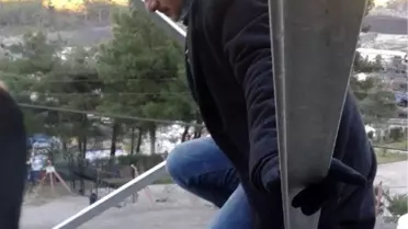 İşten Çıkarılan Madenciler Yüksek Gerilim Hattına Çıktı