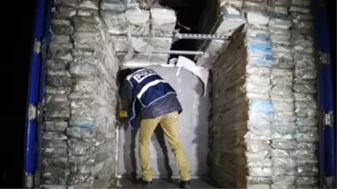 Tır'da 161 Bin Paket Kaçak Sigara Ele Geçti