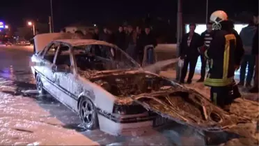 Trafik Işıklarında Bekleyen Otomobil Yandı