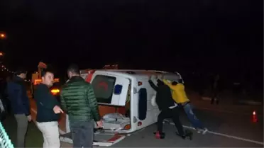 Ambulansla 3 Otomobilin Karıştığı Kazada 6 Kişi Yaralandı