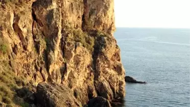 Falezlerde Mahsur Kalanları İtfaiye Kurtardı