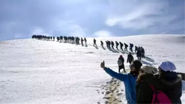 Yüzlerce Üniversite Öğrencisi Zigana Dağı'nda Stres Attı