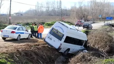 Amasya'da İşçileri Taşıyan Minibüsle Otomobil Çarpıştı: 4 Yaralı