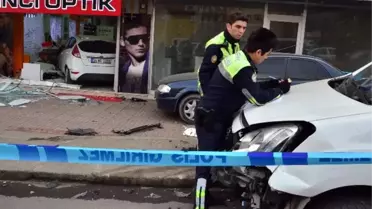Yayaya Çarpan Kadın Sürücü Otomobille Optik Dükkanına Girdi