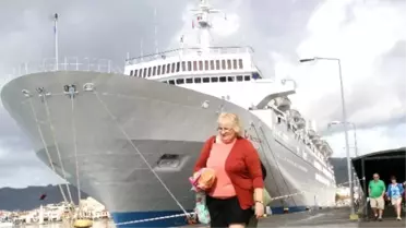 Sezonun İlk Turisti Denizden Geldi