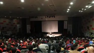 Ahmet Aslan, Konserde Kadınlara Çiçek Dağıttı
