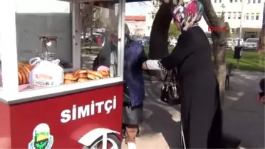 İnegöllü Anne Simit Satarak Kızlarını Okutuyor