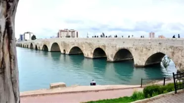 Tarihi Taşköprü'ye Sprey Boyayla Yazılar Yazdılar