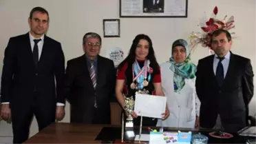Palandöken Kız Anadolu İmam Hatip Lisesi Öğrencisinin Kayaktaki Büyük Başarısı