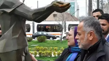 Korkmaz Çifti, Oğulları Ali İsmail'in Heykeline Karanfil Bıraktı