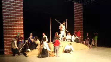 Erdemli Belediyesi Şehir Tiyatrosu Gülnarlı Sanatseverlerle Buluştu