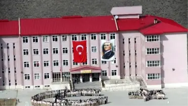 Ay Yıldız Olup İstiklal Marşı'nı Okudular