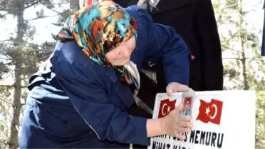 Şehit Annesi, Mezar Taşının Üzerinde Oğlunun Fotoğrafını Sevdi