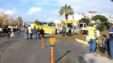 Balıkesir Burhaniye Kamyon Çöken Yolda Asılı Kaldı