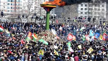 Diyarbakır'daki Nevruz Alanında PKK Bayraklarından Daha Fazla Barzani Bayrağı Vardı