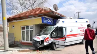Otomobille Çarpışan Ambulans, Bilet Satış Noktasına Daldı: 6 Yaralı