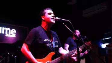 Rockçı Profesör Gündüz Derste Gece Sahnede