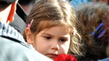 Minik Kızı Şehit Babasını Kırmızı Karanfille Uğurladı