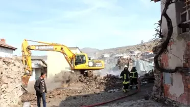 Beyşehir'de İki Ev Yanarak Kül Oldu