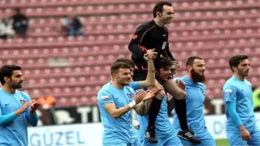 Salih Dursun, Hakemi Omuzlarına Aldı!