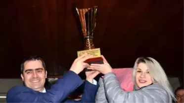 Ardeşen'de Şampiyon Kadın Hentbol Takımına Coşkulu Karşılama