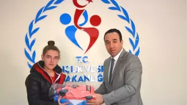 Milli Sporcudan İl Müdürü Yıldız'a Ziyaret