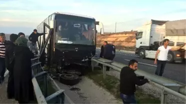 Umrecileri Taşıyan Otobüs Kaza Yaptı: 2 Yaralı