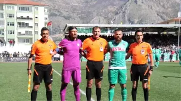 Maç Sonunda Sahaya Girip Futbolculara Saldırdılar