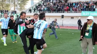 Maç Sonunda Sahaya Girip Futbolculara Saldırdılar