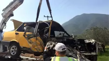 Kırkağaç'ta İki Araç Çarpıştı: 3 Yaralı