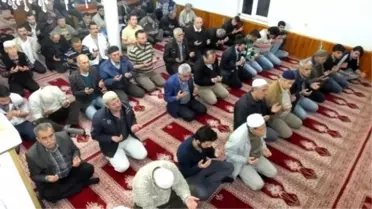 Burhaniye'de Regaip Kandilinde Camiler Doldu