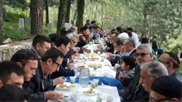 Diriliş Ertuğrul Oyuncuları Turgut Alp'in Kabrini Ziyaret Etti