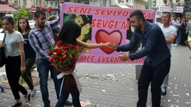 Mickey Mouse Kostümlü Evlilik Teklifi