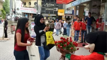 Mıckey Mouse' Kostümlü Evlilik Teklifi