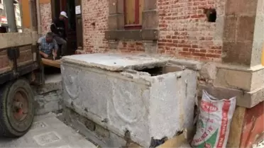 Cami Şadırvanından Lahit Çıktı