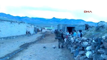 Çocuklar, Operasyona Gitmek İçin Köylerinden Geçen Mehmetçik'i Böyle Karşıladı