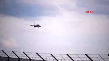 İnişi Sırasında Tekerlekleri Kilitlenen Yolcu Uçağı Yürekleri Ağza Getirdi...
